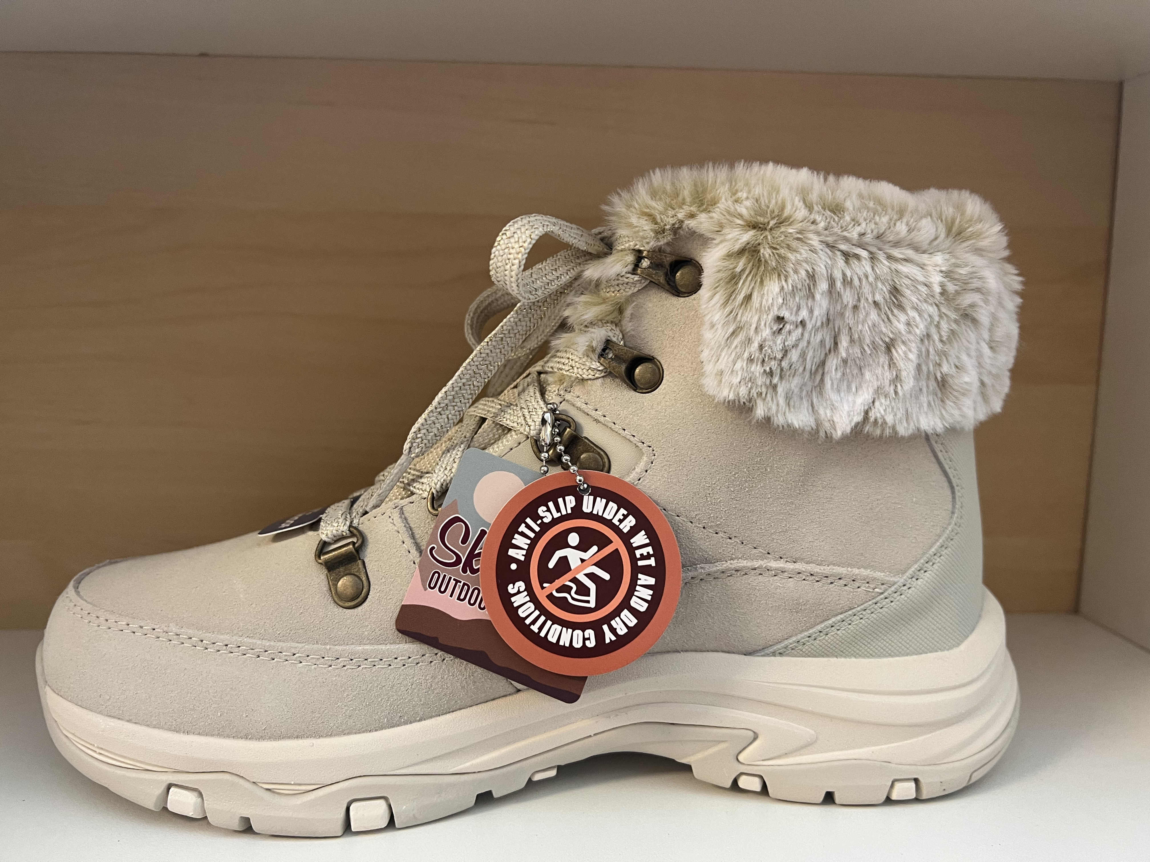 Skechers Damkänga i ljusbeige skinn. Snörning,  fodrad.  Anti-slip yttersula Memory Foam innersula. Wateproof. - 2
