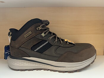 Skechers Herrkänga i brunt skinn. Waterproof. Slip-ins + snörning. Relaxed Fit (bred läst)