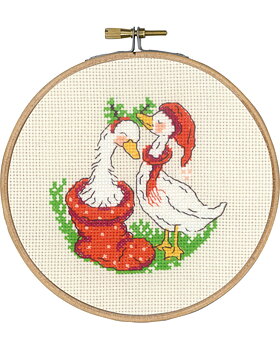 Jultavla gässen pyntar sig Permin artnr 135285