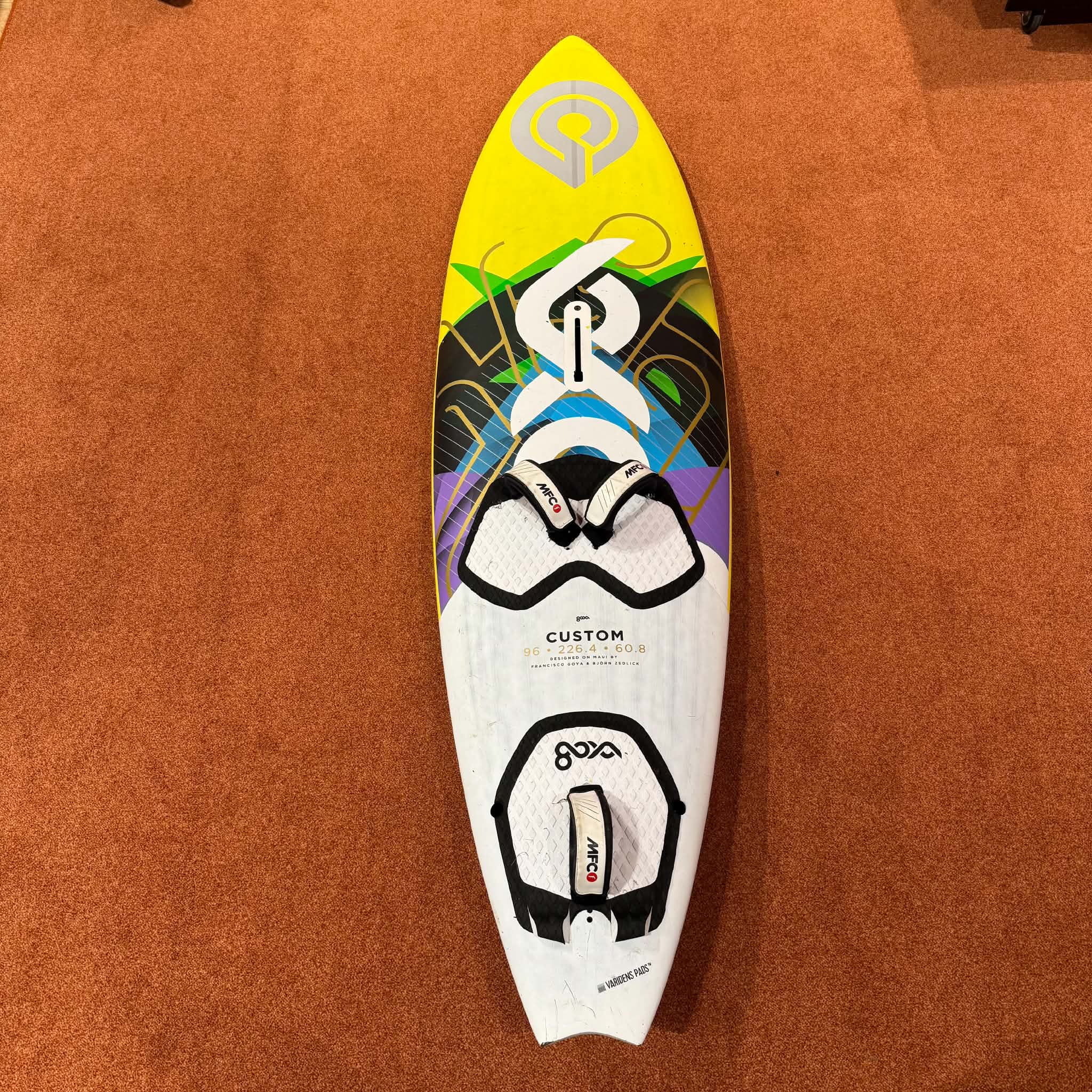 Begagnad Vindsurfingbräda Goya Custom Quad 96