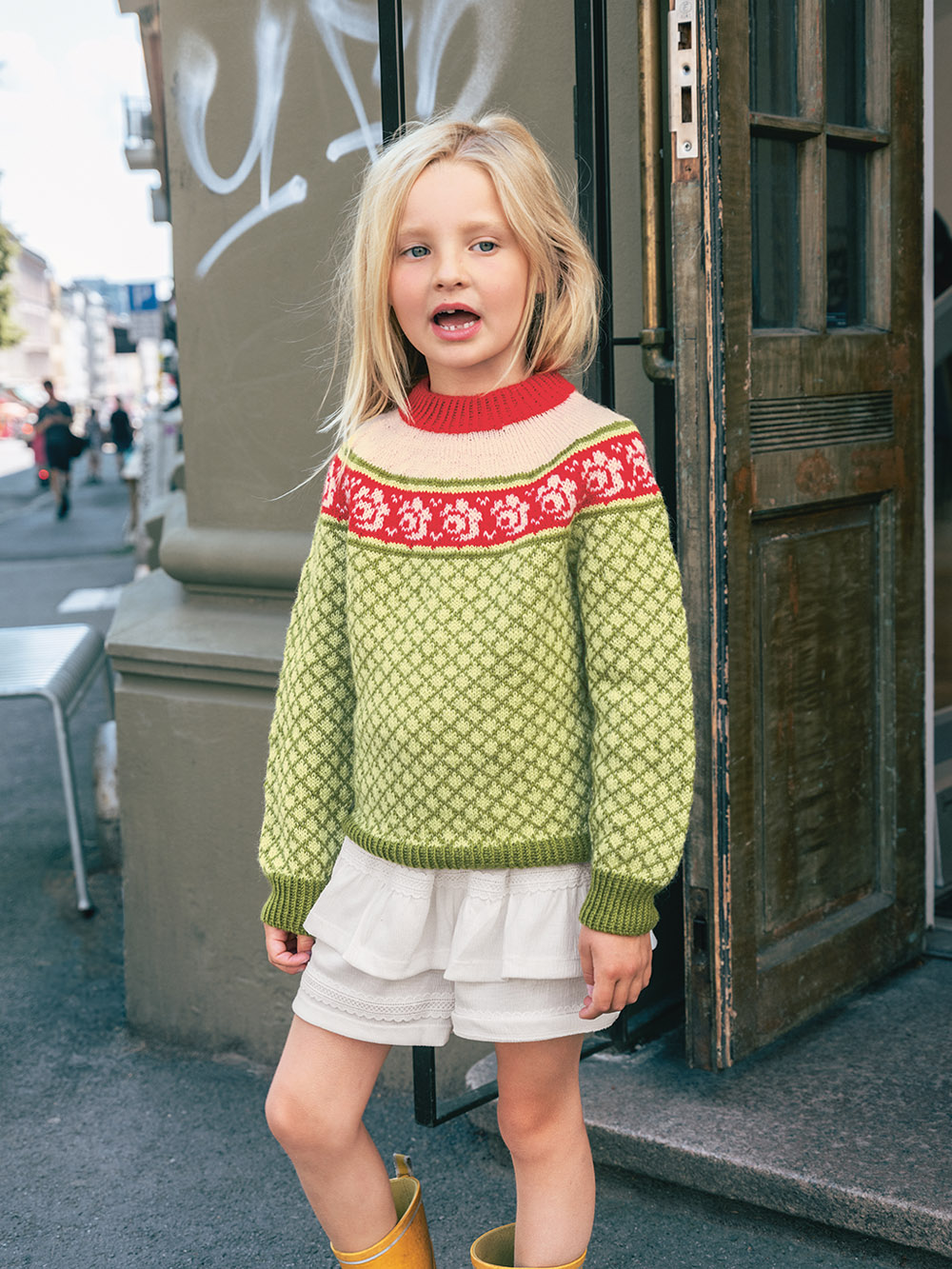 Sandnes Blome Genser Junior, 4 fg, 2509_05 (27 m flerfärgsstick st 3)