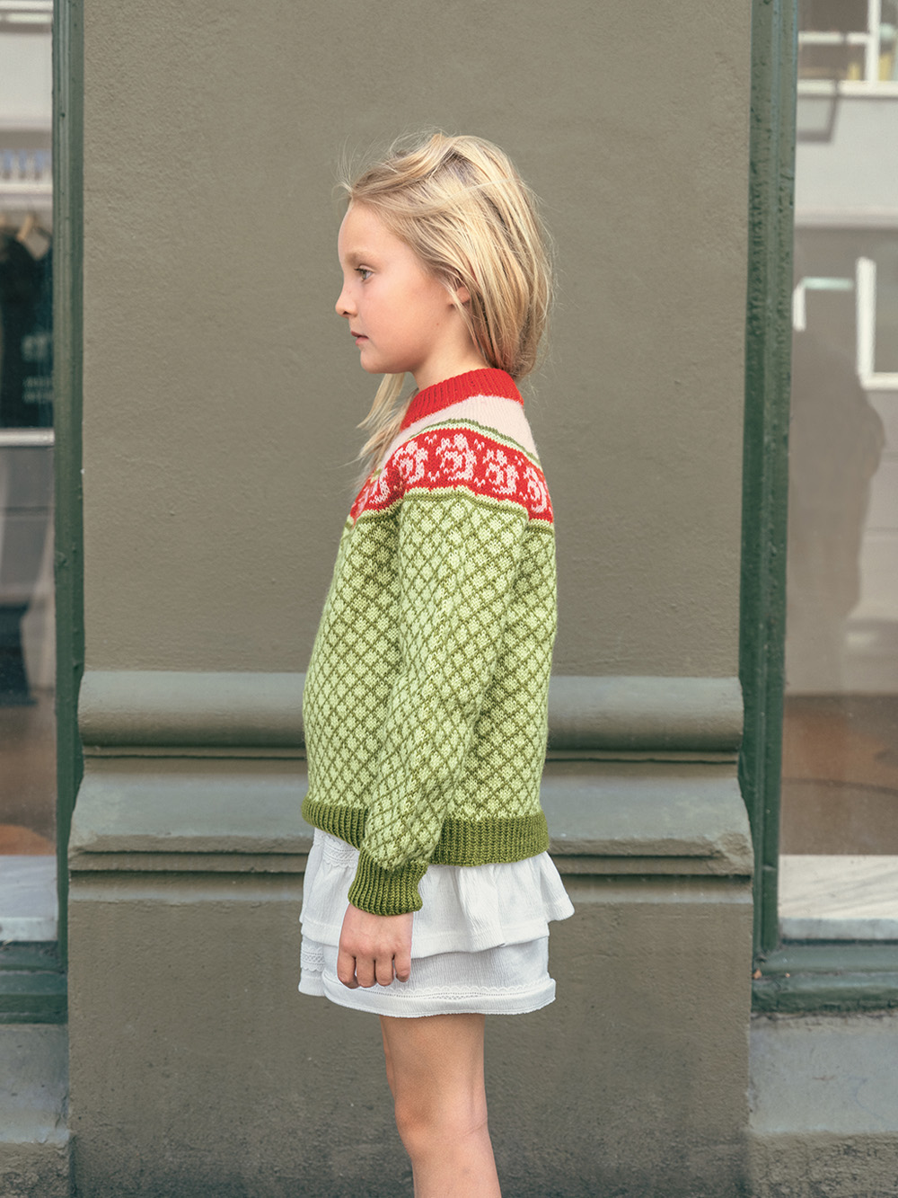 Sandnes Blome Genser Junior, 4 fg, 2509_05 (27 m flerfärgsstick st 3) - 3