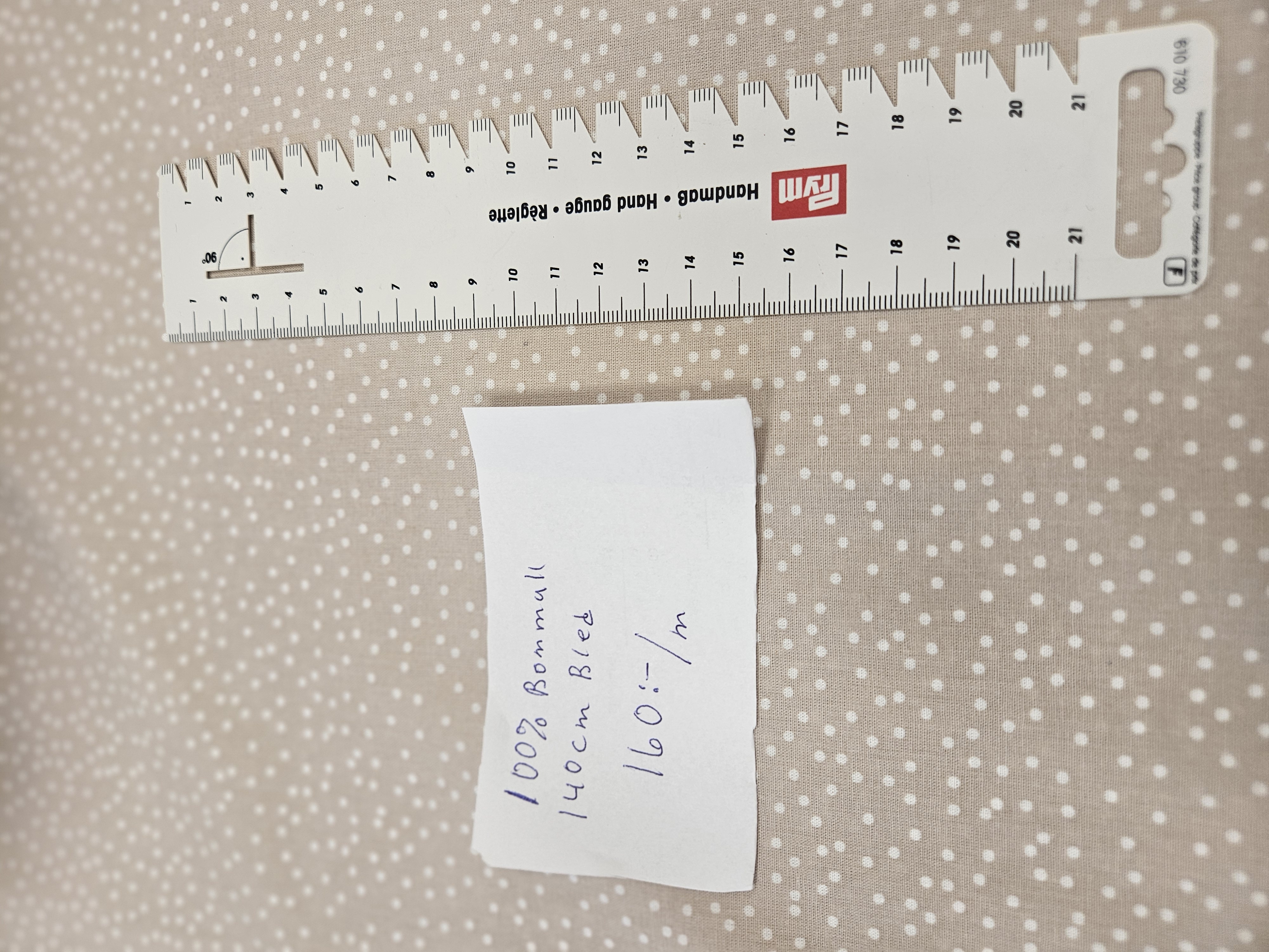 Beige botten med små vita prickar