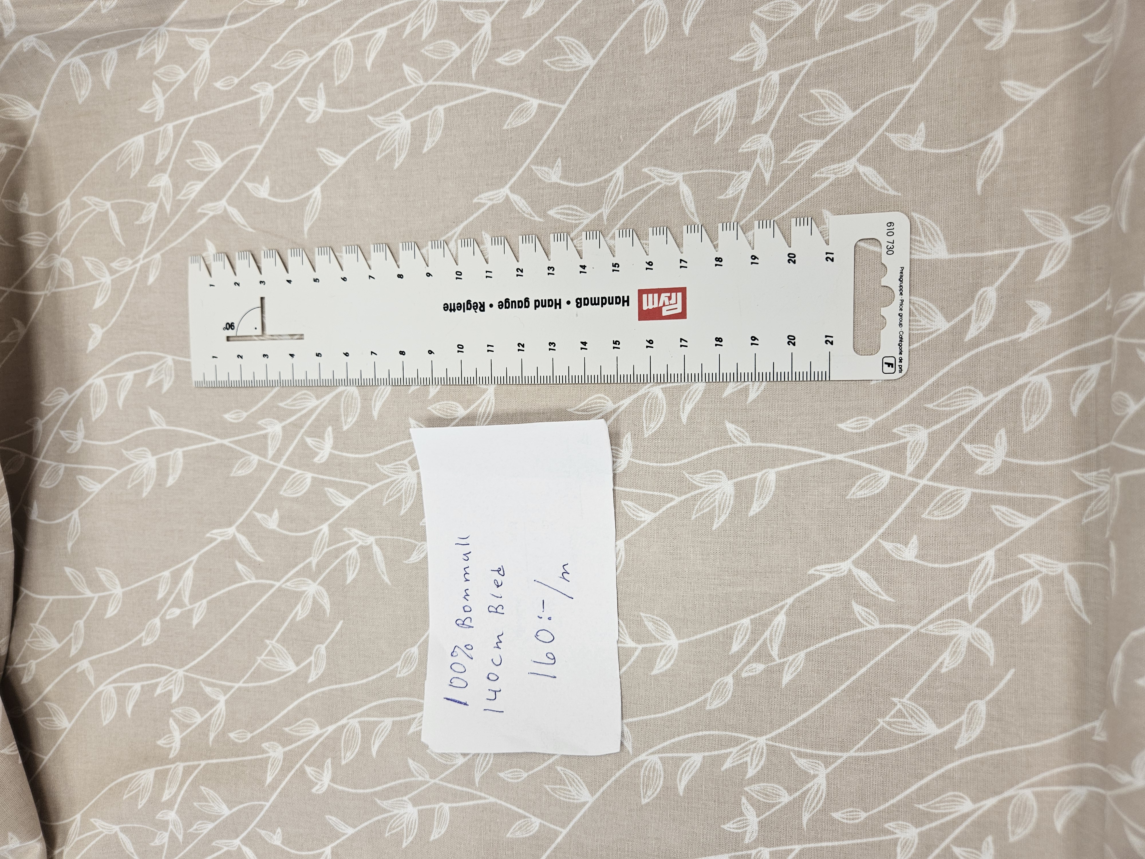 Beige botten med bladslingor i vitt