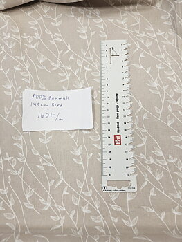Beige botten med bladslingor i vitt