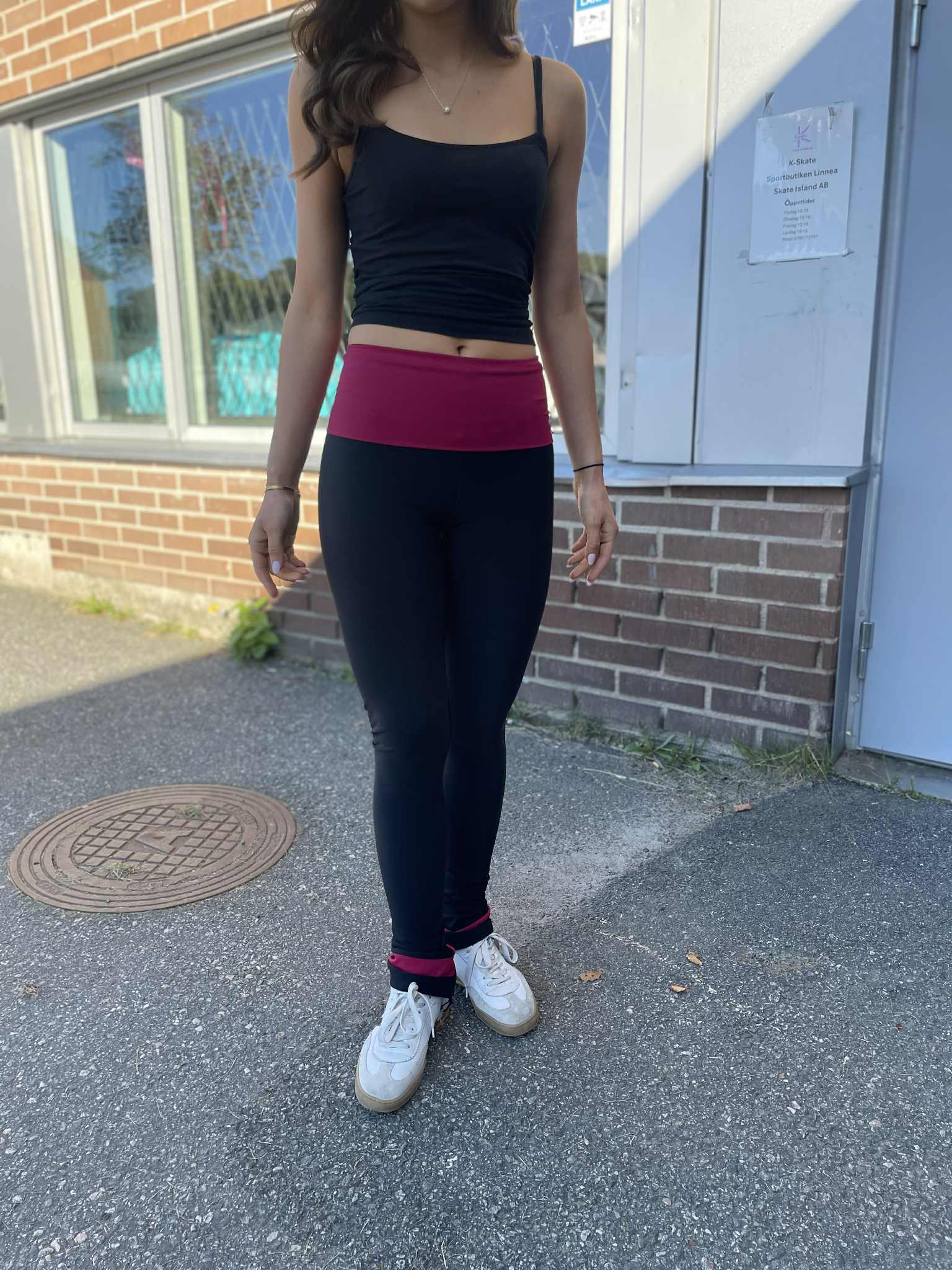 Byxor från Thuono med dekor i mörkrött
