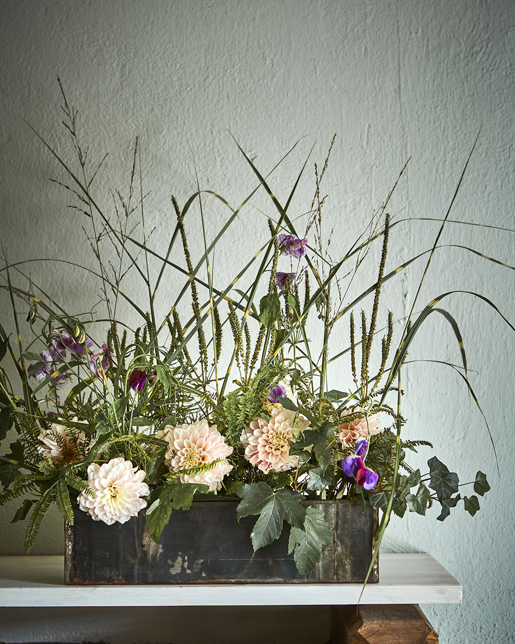 Robust, blomlådor i zink-look från Affari of Sweden