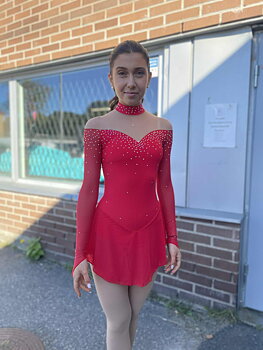 Röd klänning från Sagester med massor av kristaller