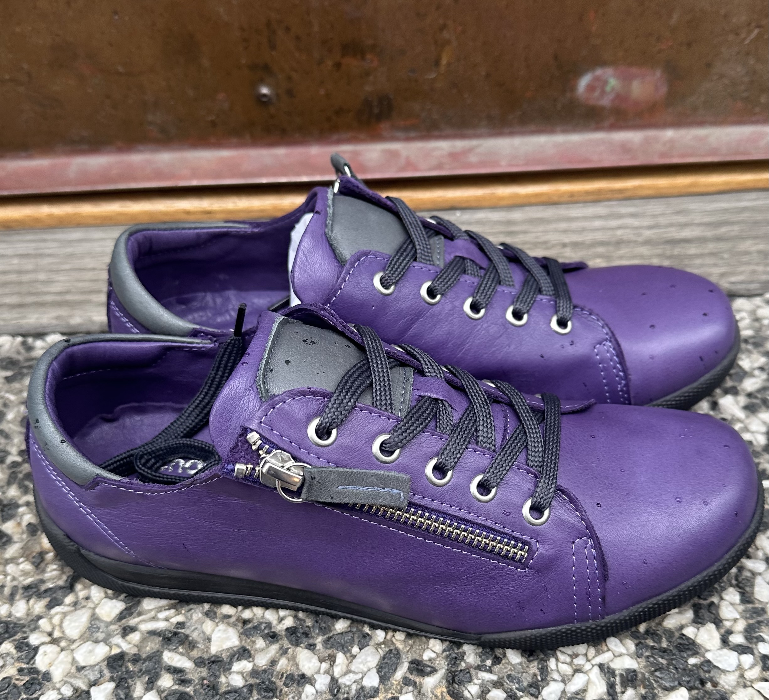 Sneakers med blixtlås från Charlotte of Sweden, lila/ scheifer
