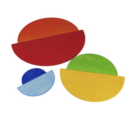 Byggplattor - regnbågsfärgade halvcirklar i trä från Bauspiel - 6 pack
