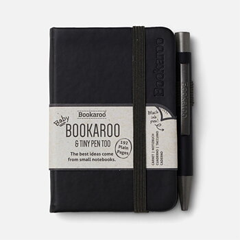 Bookaroo : Baby Black Notebook A7 Vegan Leather  - Skrivbok A7 Olinjerad med resårband och minipenna - Perfekt storlek för handväskan!