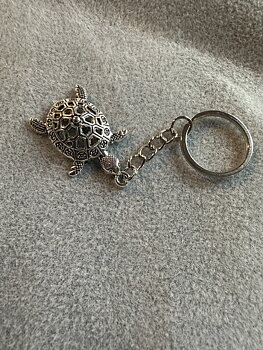 Nyckelring stor sköldpadda i metall