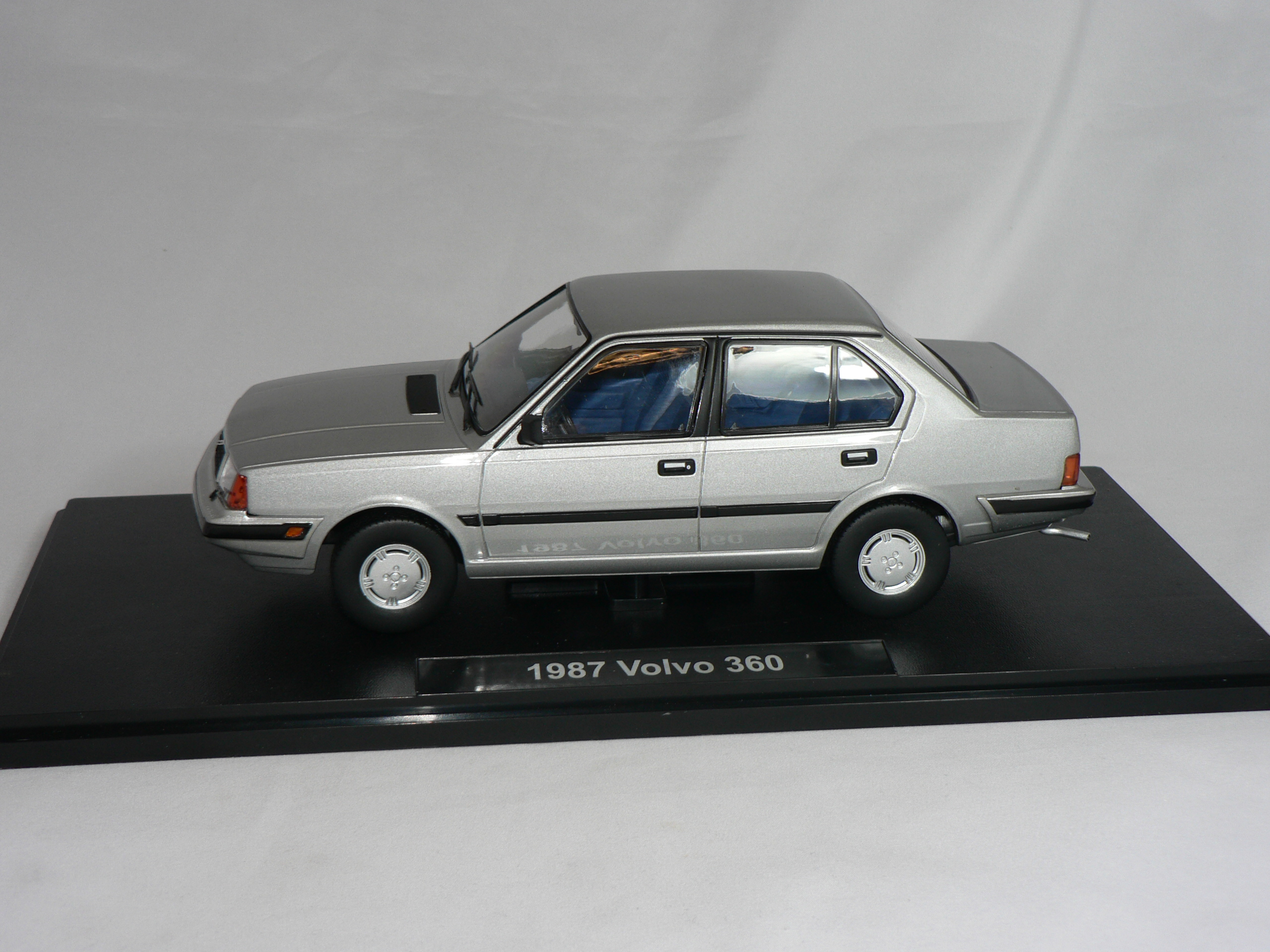 Volvo 360   1987  1:18  Triple9 Collection