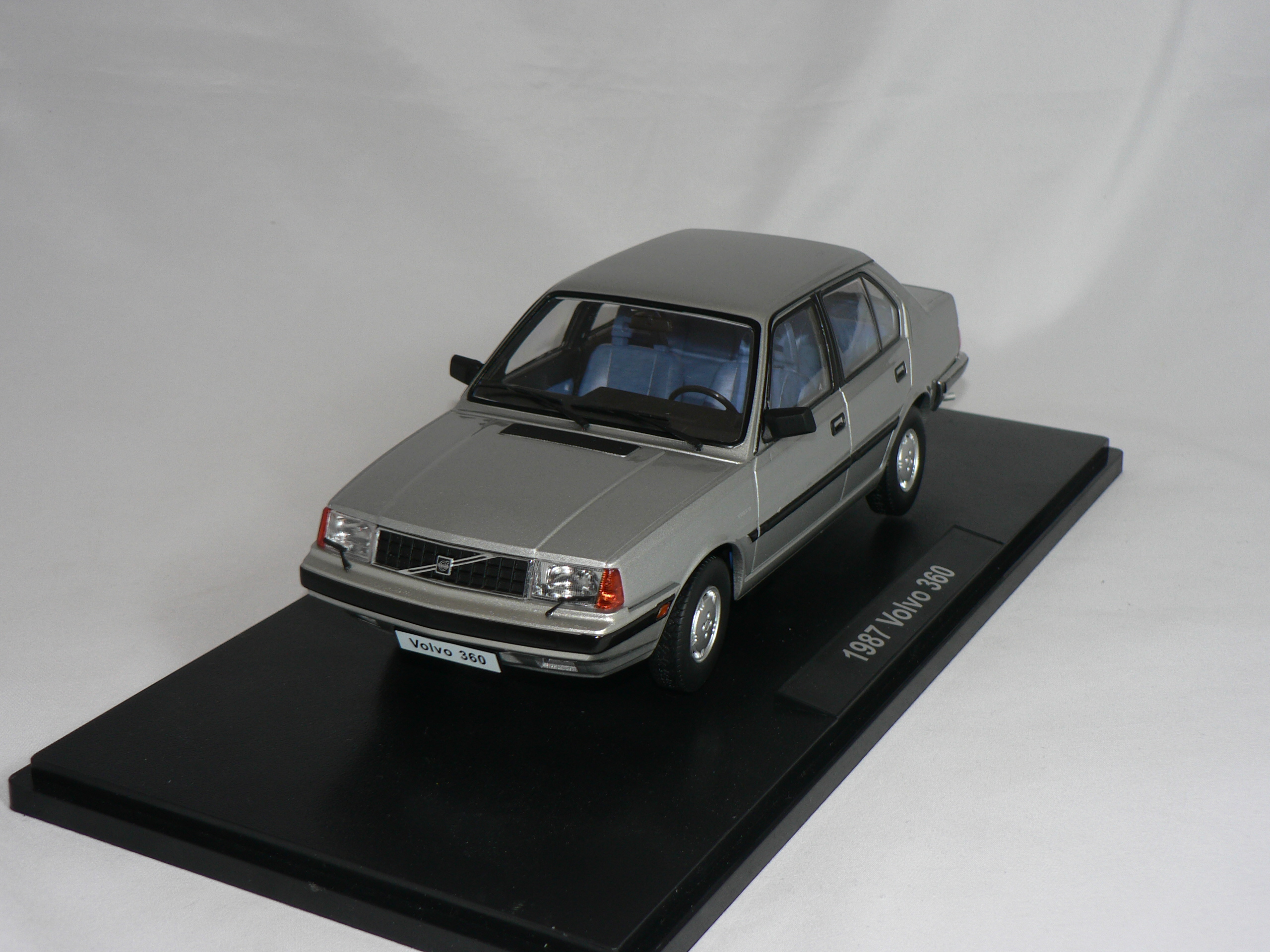 Volvo 360   1987  1:18  Triple9 Collection - 2