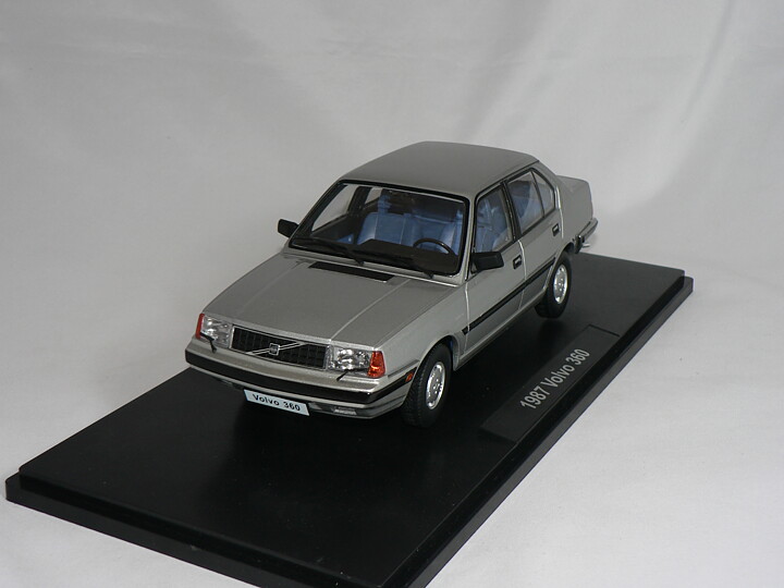 Volvo 360   1987  1:18  Triple9 Collection