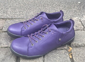 Sneakers från Charlotte of Sweden, lila med svart sula.