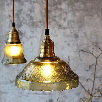 Lampa med mässings detaljer