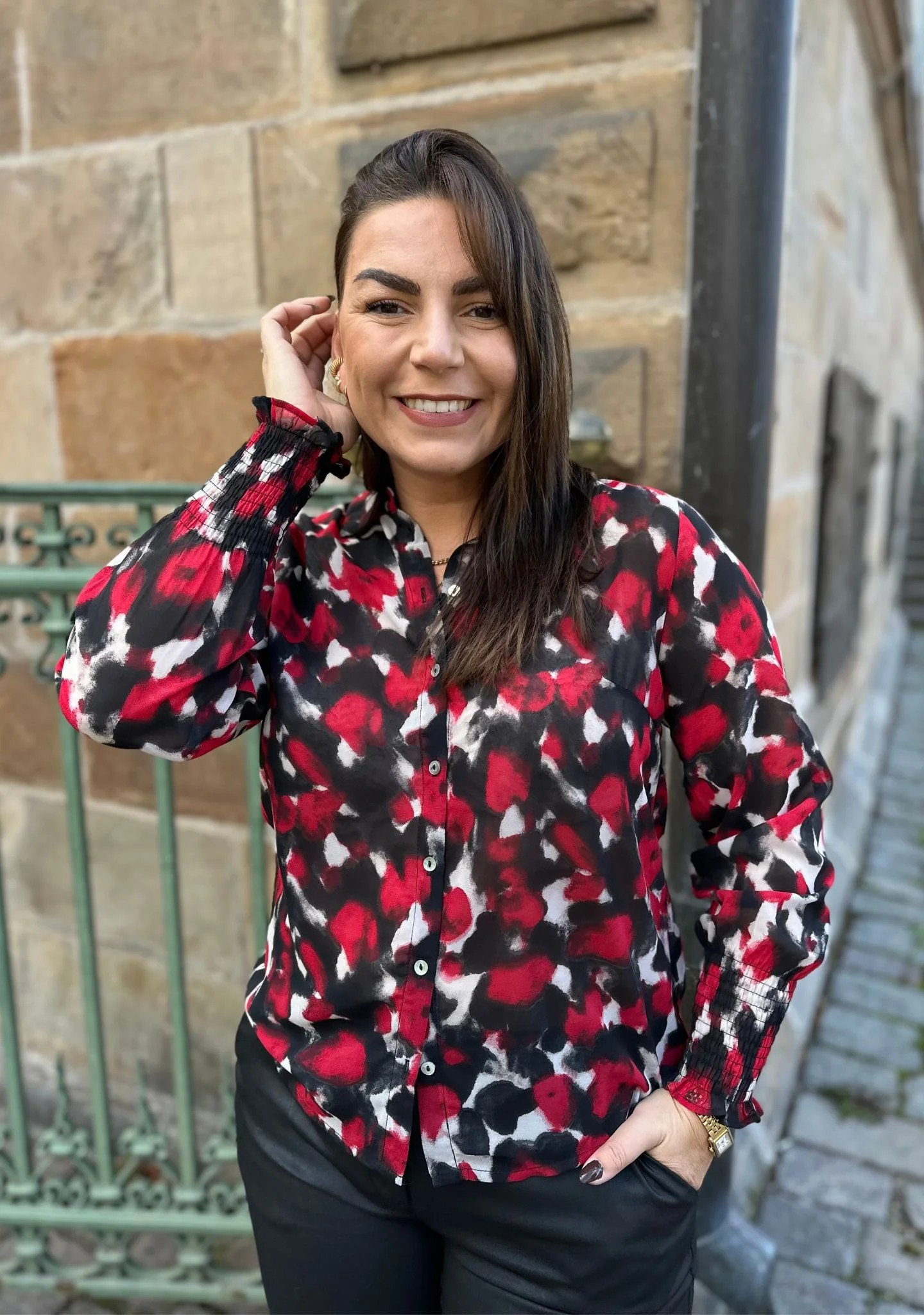 Vibse Shirt - Red Abstraction - Isay 