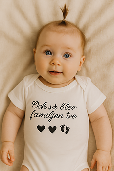 Bebis body - "Och så blev familjen..." - Valfritt nummer, hjärtan, bebisfötter eller tassar