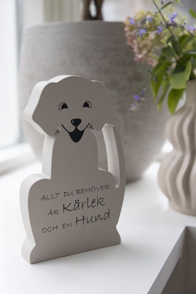 Stående trähund med text Allt du behöver är kärlek... - 2