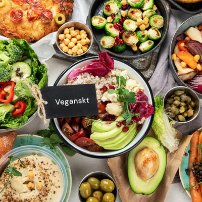 Bild med vegansk och vegetarisk mat. Skålar fyllda med grönsaker, röror, svamp och baljväxter