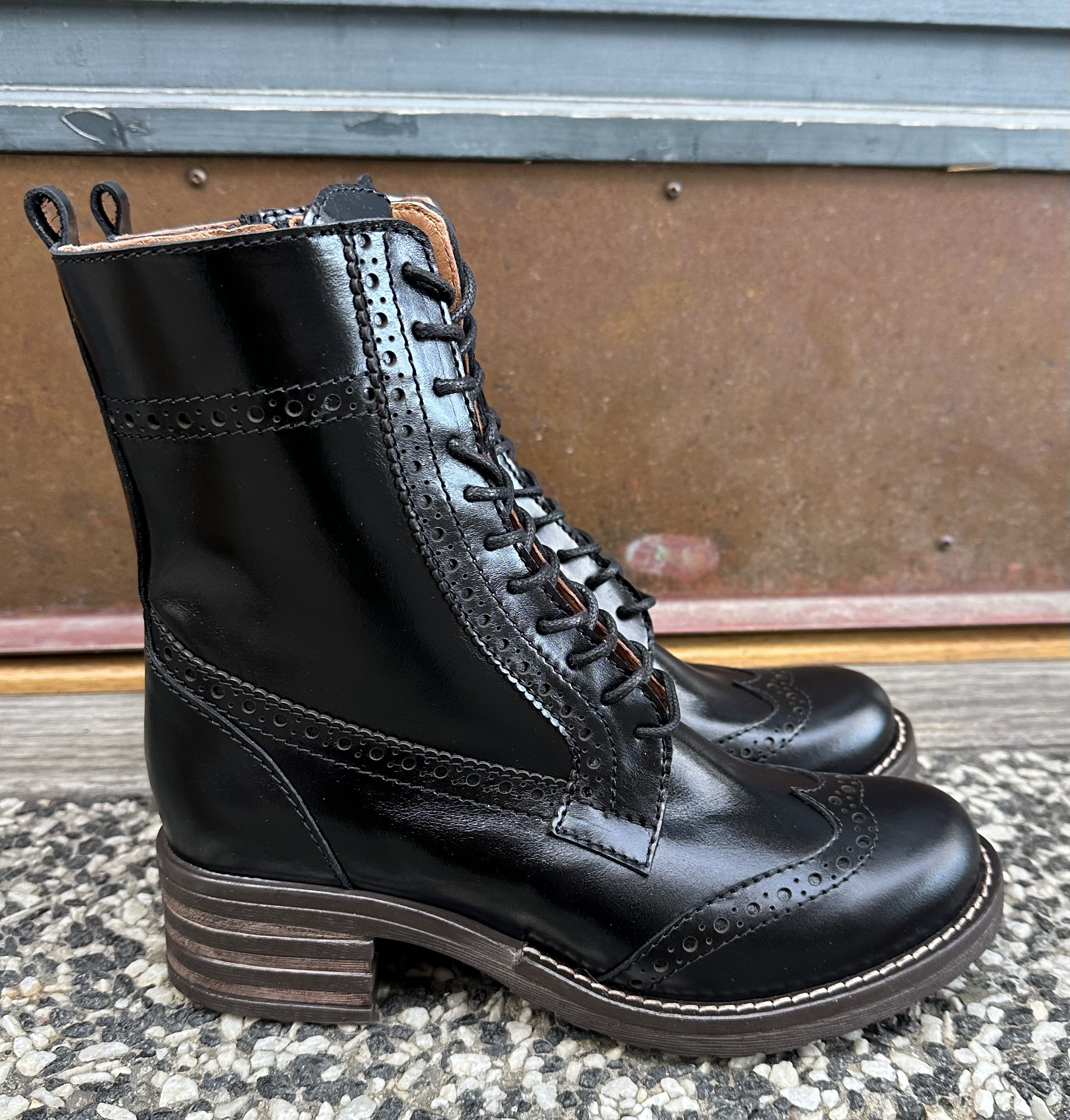 Brako snörkängor med brogues modell Military, naturgarvat skinn, svart