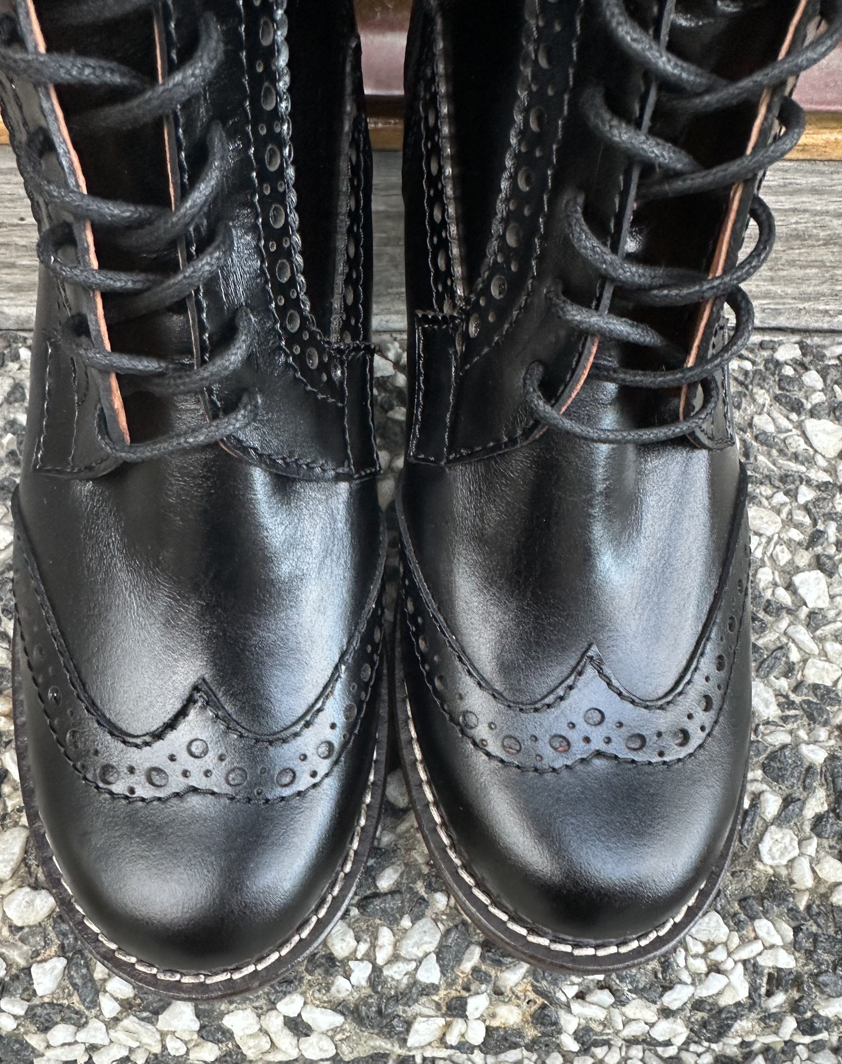 Brako snörkängor med brogues modell Military, naturgarvat skinn, svart - 2