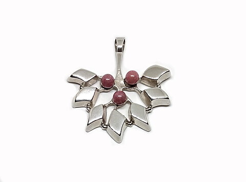 Silverhänge  med rosa  kryssoliter
