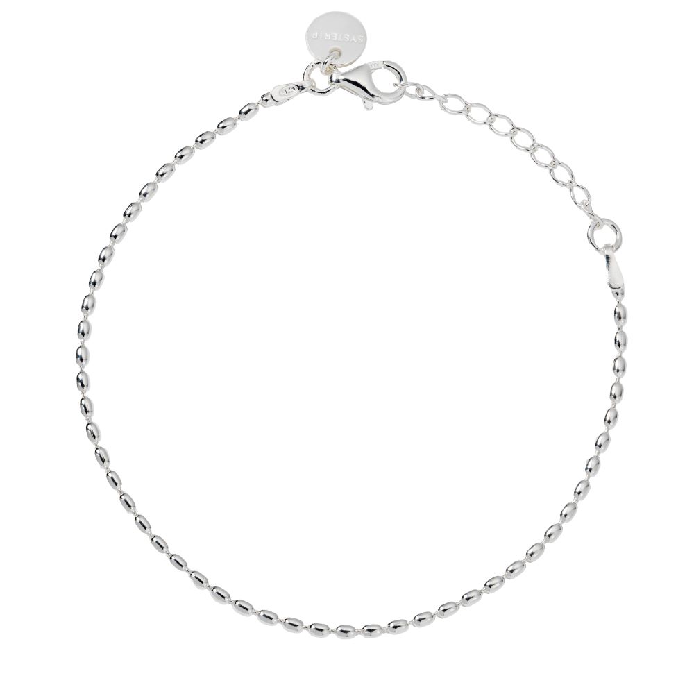 Syster P Lunetta armband silver, enkelt kedjearmband med små ovala kulor och justerbar längd, visat mot vit bakgrund.