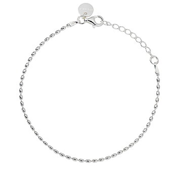 Syster P Lunetta armband silver, enkelt kedjearmband med små ovala kulor och justerbar längd, visat mot vit bakgrund.