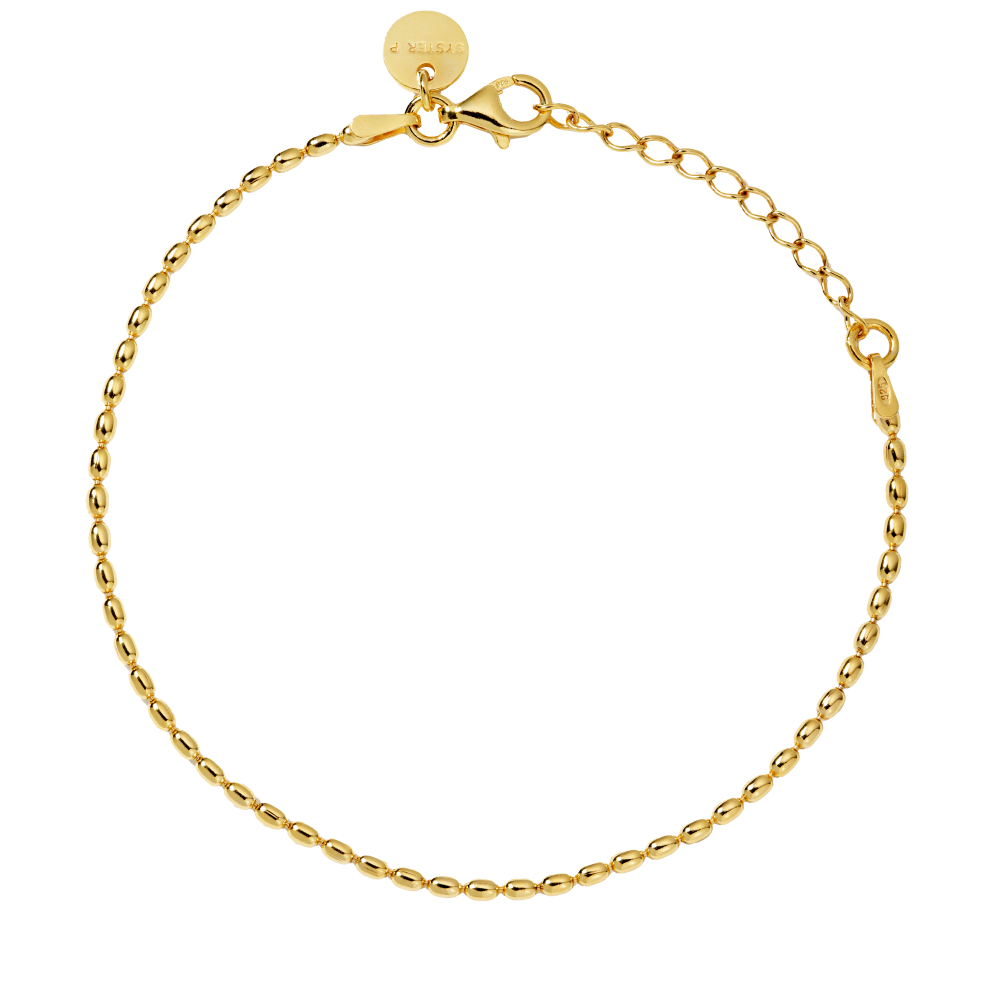 Syster P Lunetta armband guld, tunt kedjearmband med små ovala länkar i 18 K guldpläterat sterling­silver, visat mot vit bakgrund.