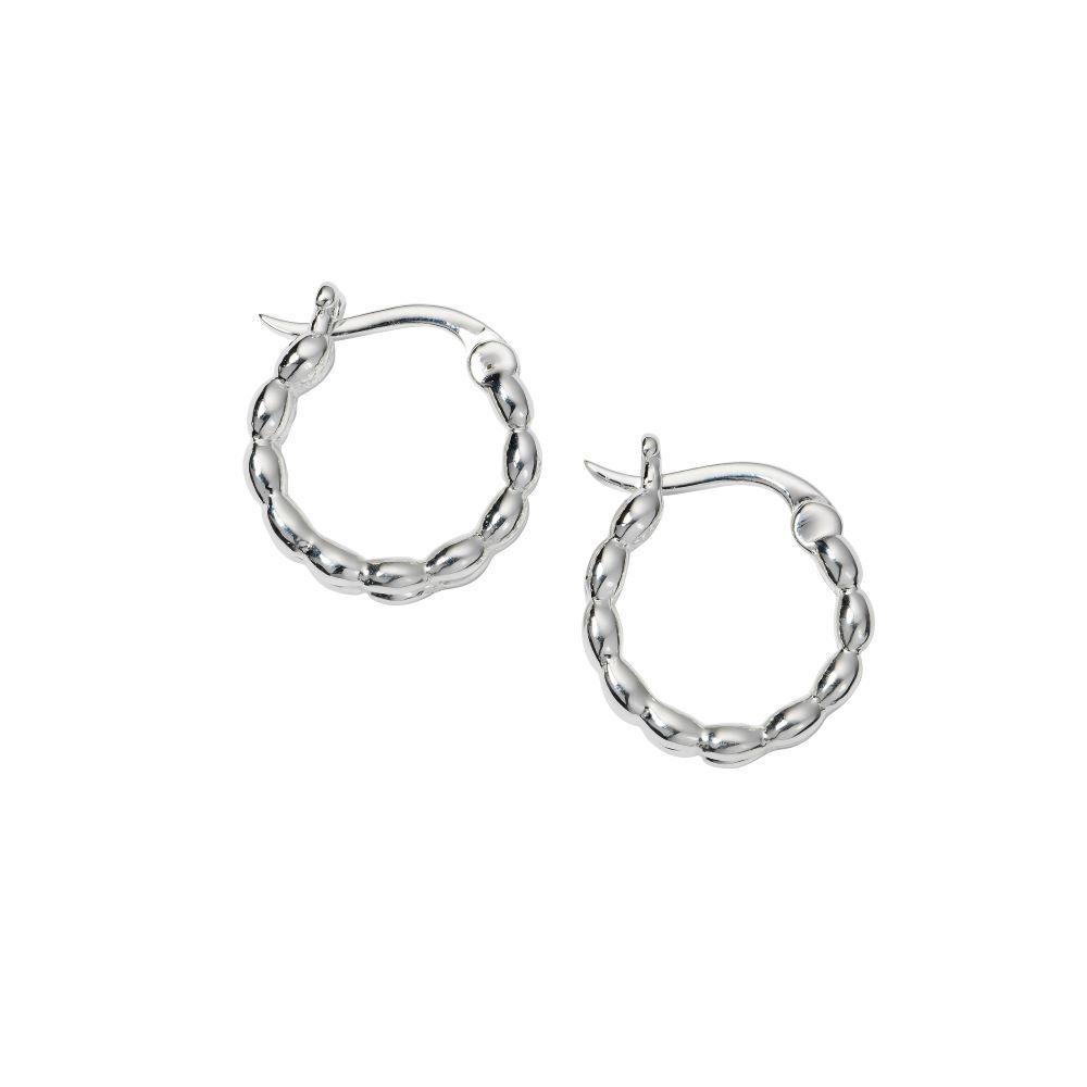 Syster P Lunetta örhängen silver, små creoler med dubbla rader ovala länkar i sterling­silver, visade mot vit bakgrund.