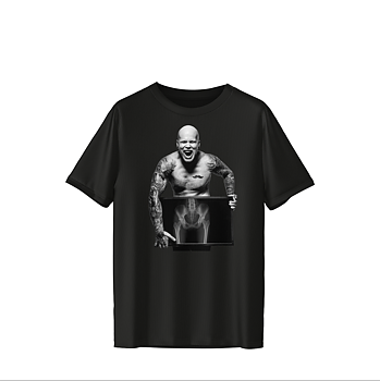 Svart t-shirt med en tatuerad man med screenad underkropp