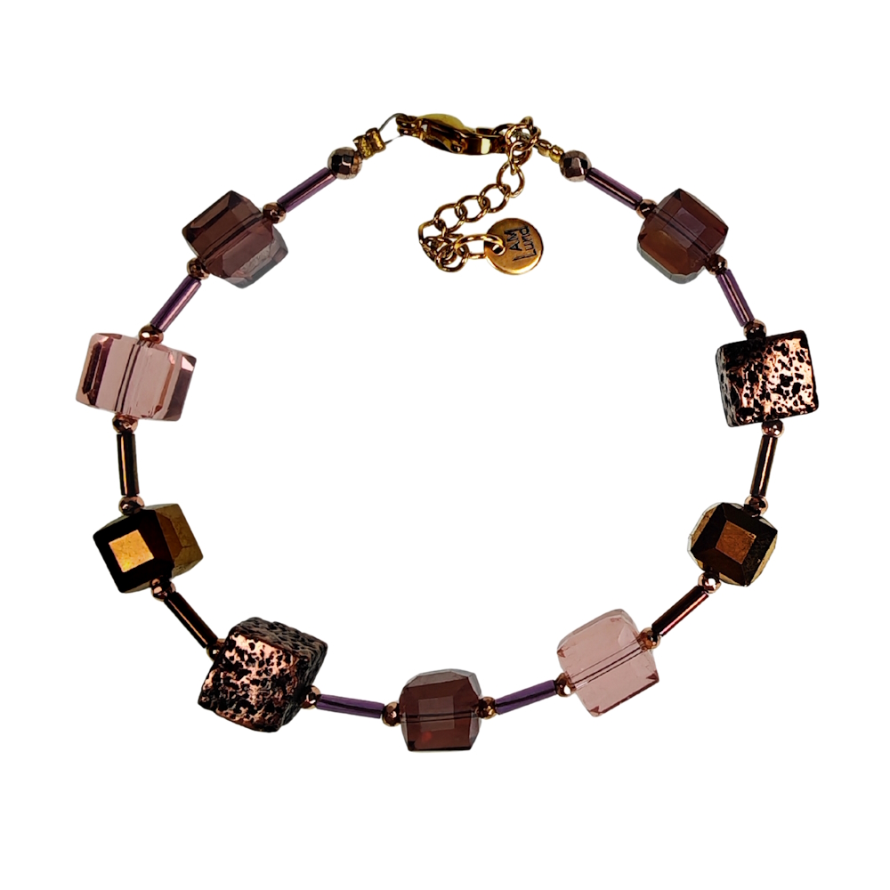 IAMLUND Chromatic armband vinröd/brun, handgjort armband med kuber i glaskristall, lavasten, Polarispärlor och hematit i vinröda, bruna, guldiga och ljuslila toner, visat i närbild på vit bakgrund.