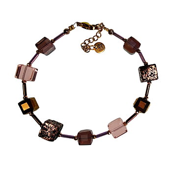 IAMLUND Chromatic armband vinröd/brun, handgjort armband med kuber i glaskristall, lavasten, Polarispärlor och hematit i vinröda, bruna, guldiga och ljuslila toner, visat i närbild på vit bakgrund.