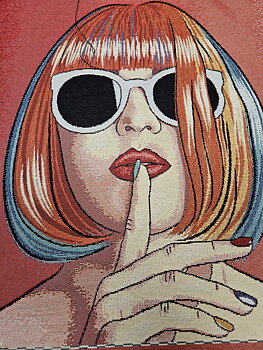 kvinna på röd botten till kuddar eller väska