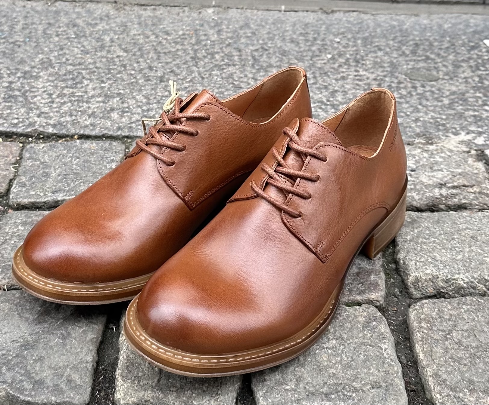 Snörskor i naturgarvat skinn från  Ten  Points, modell Pandora, cognac