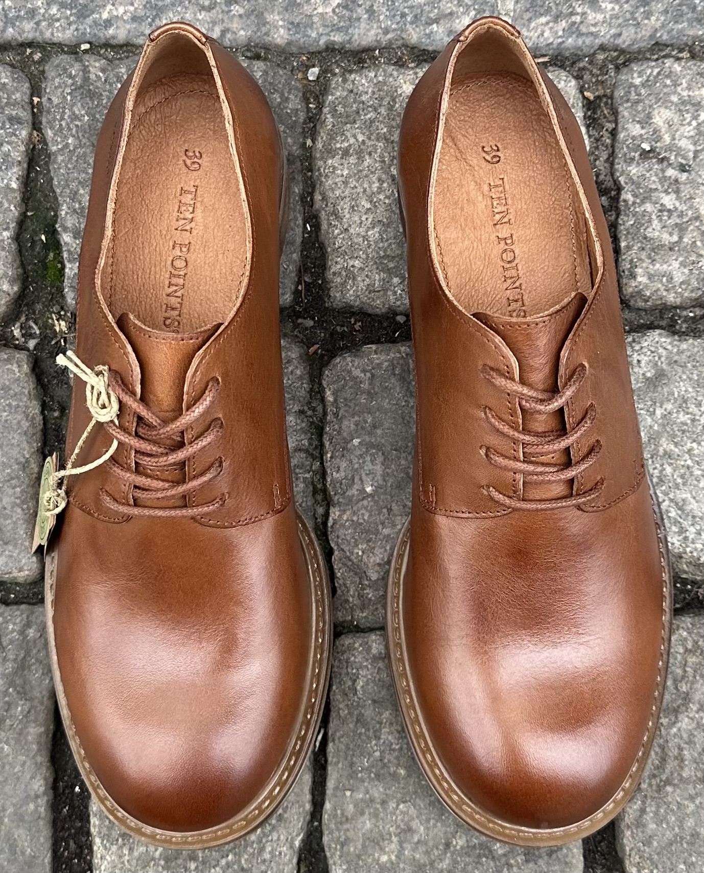 Snörskor i naturgarvat skinn från  Ten  Points, modell Pandora, cognac - 2