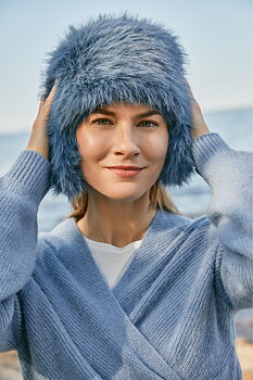 Saana konstpälsmössa, blue  från KNCollection