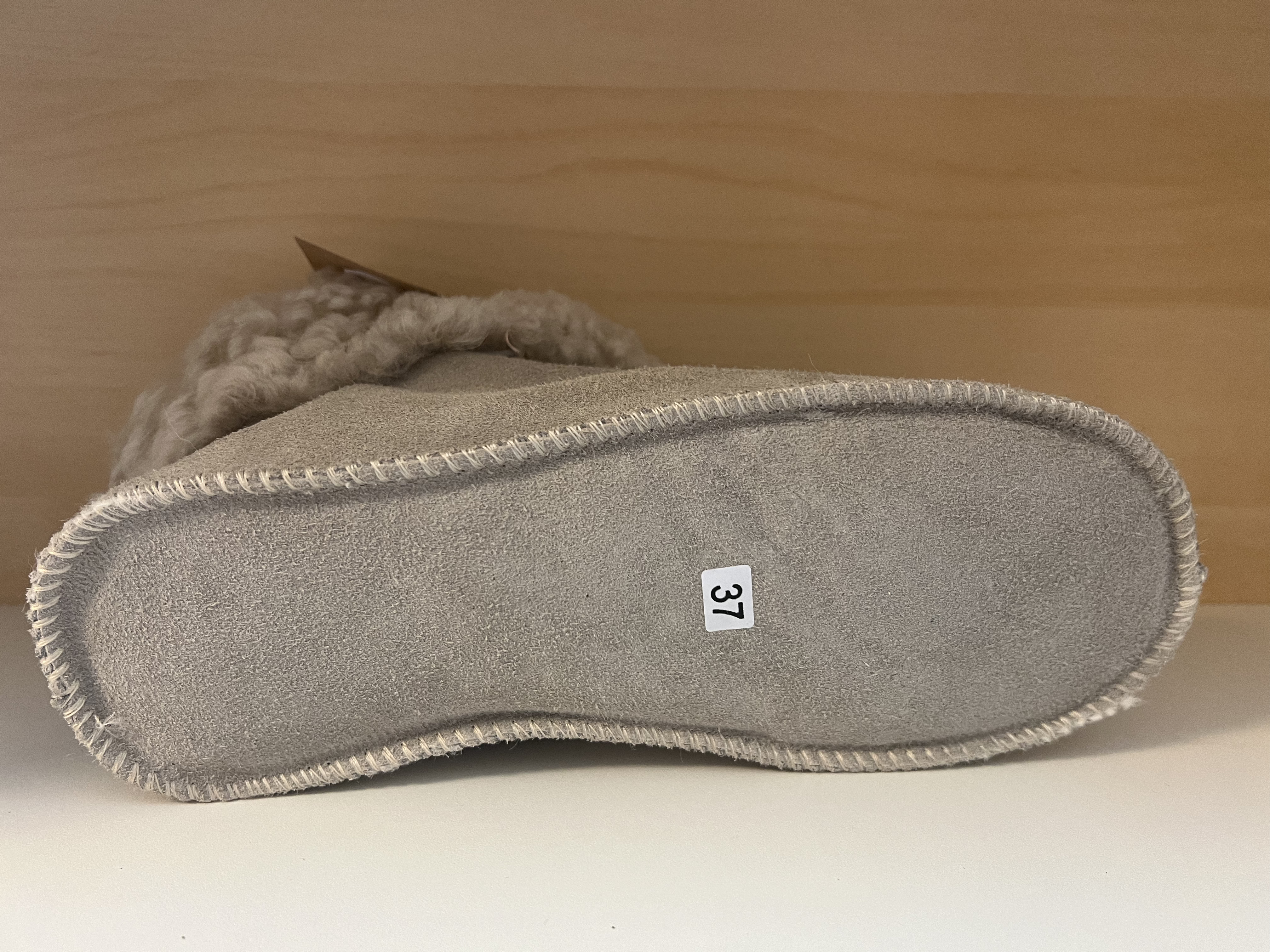 DAM-TOFFEL  i mocka med fårskinnsfoder off-White. - 2
