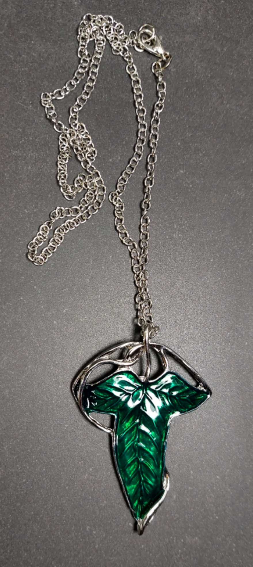 Halsband med grön löv