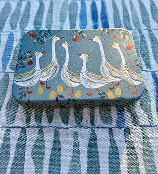 Sara Miller : Woodland Tales Christmas Geese - Liten plåtask med lock 