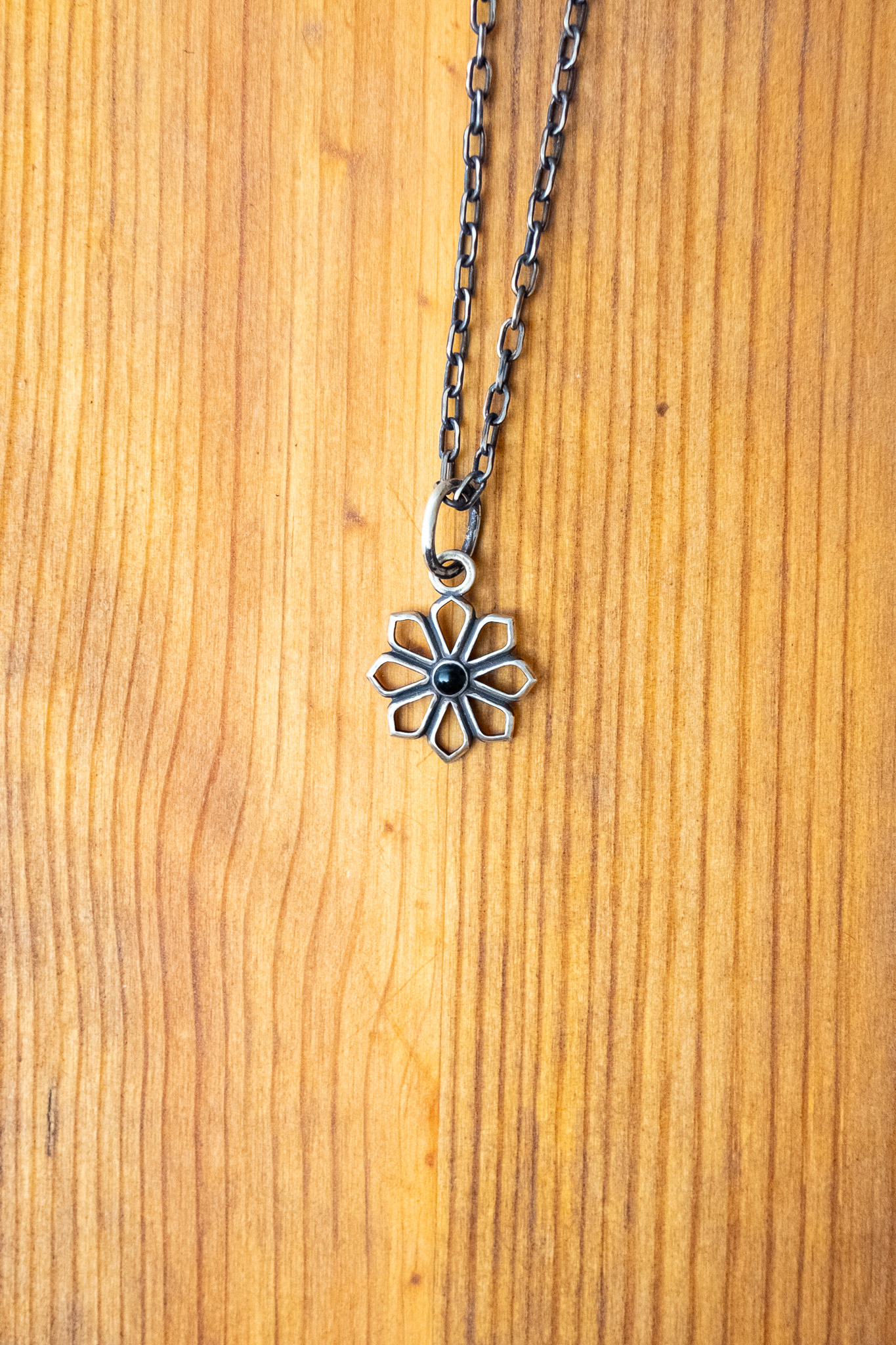 Kobashi Studio - Yatsu-Giku Charm Silver/Shippo Kuro - 4