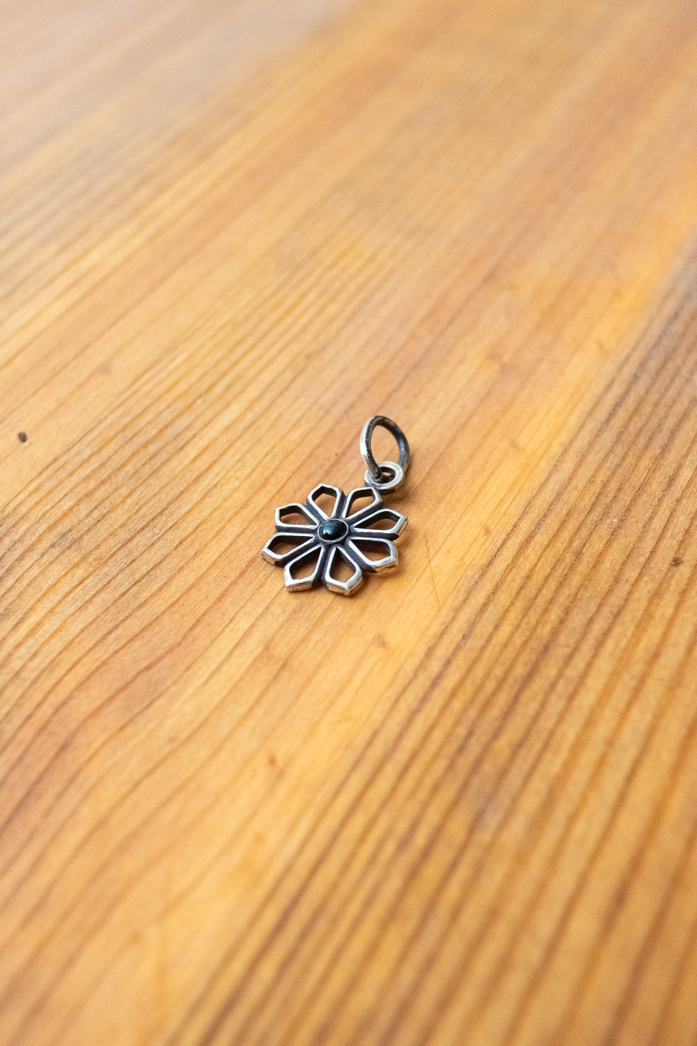 Kobashi Studio - Yatsu-Giku Charm Silver/Shippo Kuro