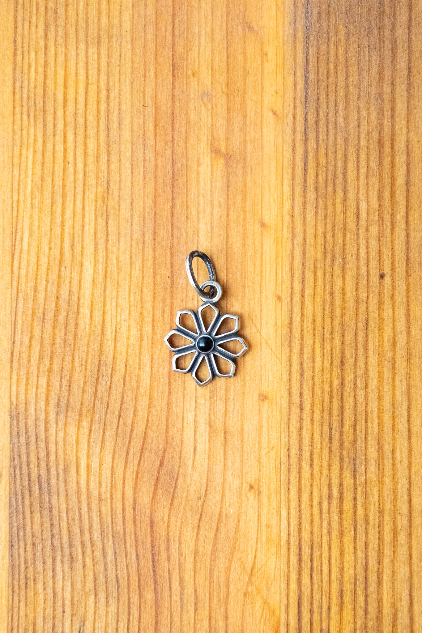 Kobashi Studio - Yatsu-Giku Charm Silver/Shippo Kuro - 2