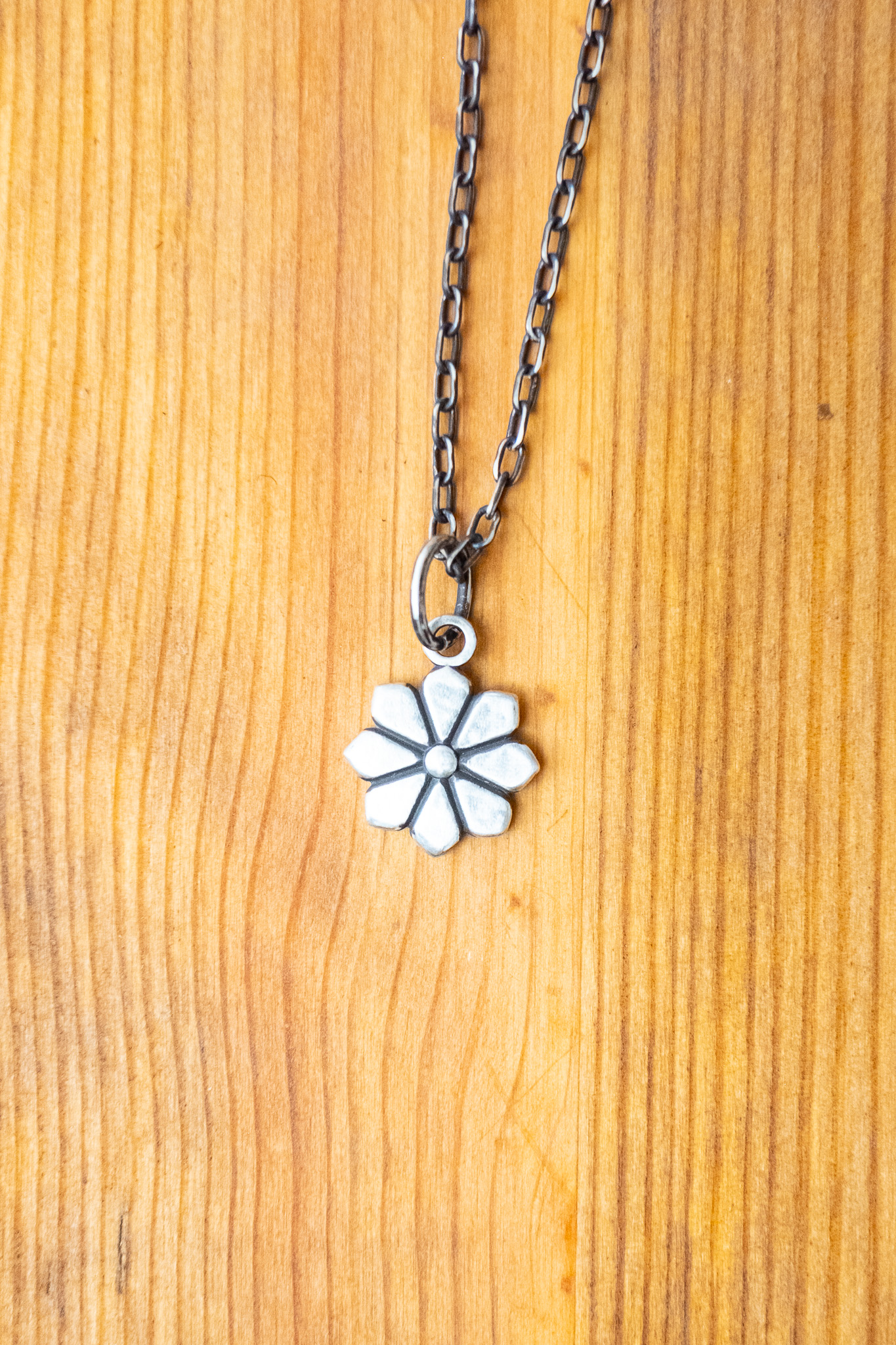 Kobashi Studio - Yatsu-Giku Kikumon Charm Silver - 4