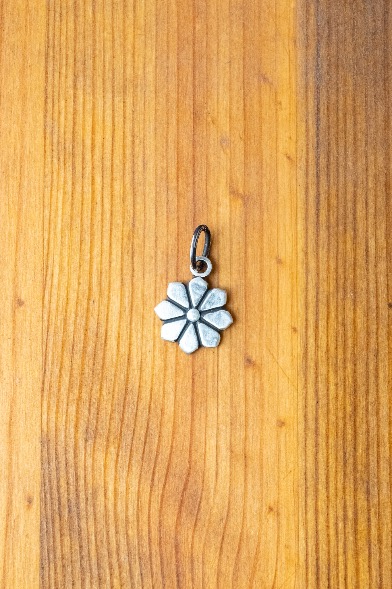 Kobashi Studio - Yatsu-Giku Kikumon Charm Silver - 2