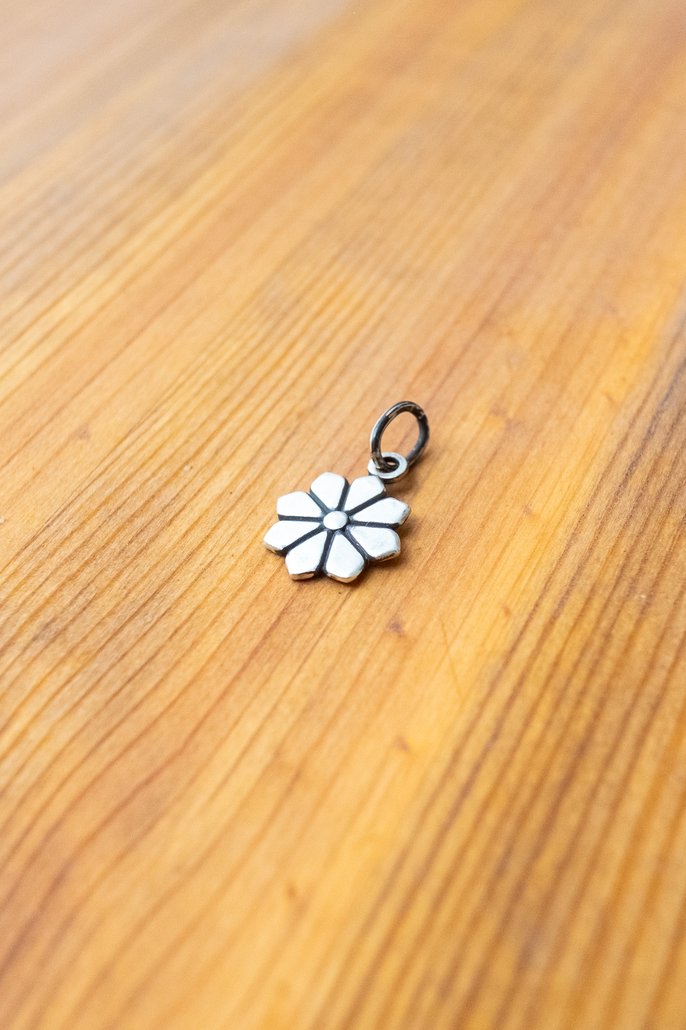 Kobashi Studio - Yatsu-Giku Kikumon Charm Silver
