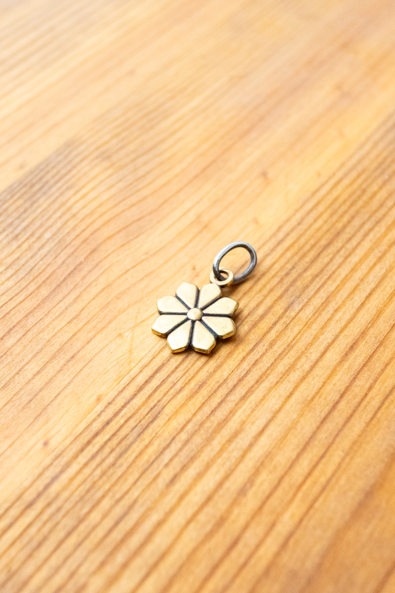 Kobashi Studio - Yatsu-Giku Kikumon Charm Brass/Silver