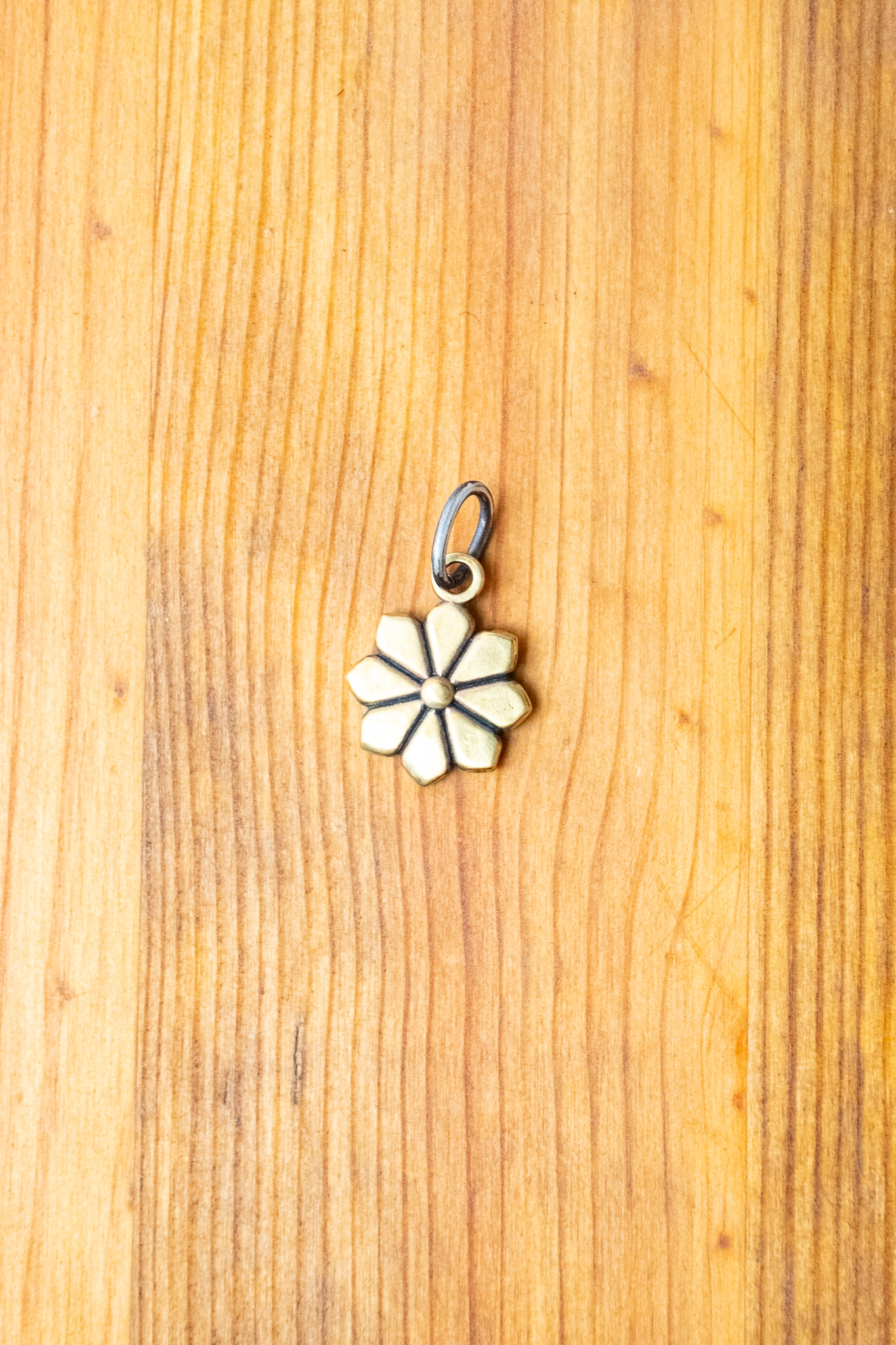 Kobashi Studio - Yatsu-Giku Kikumon Charm Brass/Silver - 2